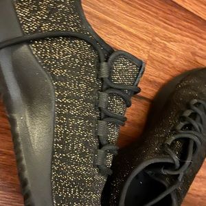 Adidas size 7 black sneakers